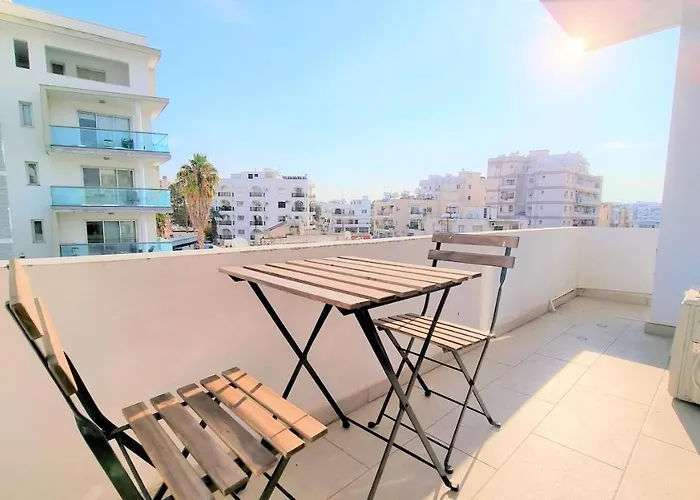 Spacious Lightflooded 2br / Near Center & Harbour * 拉纳卡