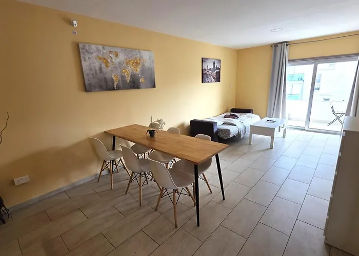 Spacious Lightflooded 2br / Near Center & Harbour *